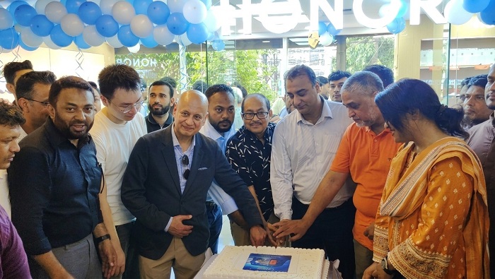 চট্টগ্রামে অনারের ব্র্যান্ডশপ, উদ্বোধনে দর্শনার্থীদের মুগ্ধ করল হিউম্যানয়েড রোবট