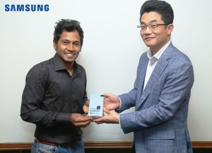 মুশফিককে গ্যালাক্সি এস৬ এজ উপহার দিল স্যামসাং