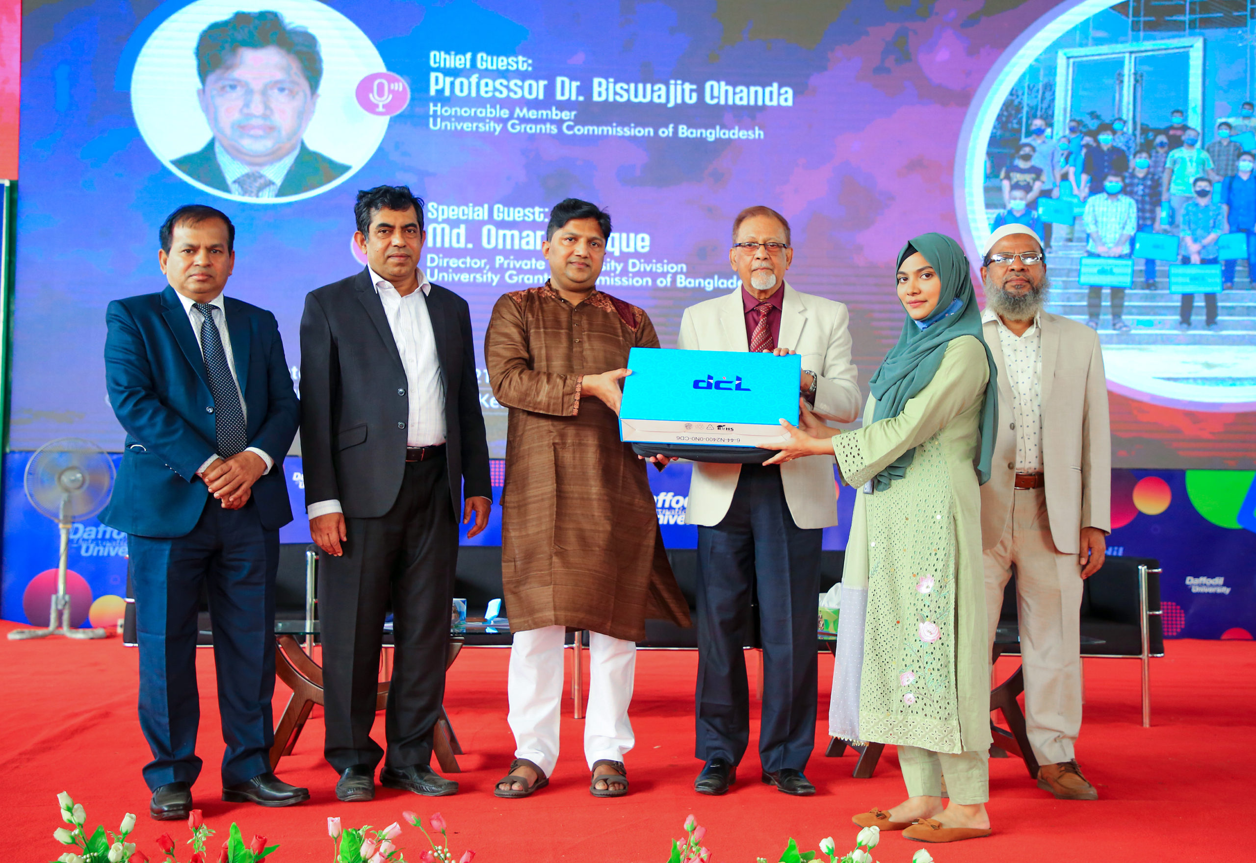 ড্যাফোডিল ইউনিভার্সিটিতে ল্যাপটপ বিতরণ তথ্য প্রযুক্তির জ্ঞান ছাড়া এই পৃথিবীতে টিকে থাকা সম্ভব নয় - ইউজিসি সদস্য অধ্যাপক ড. বিশ্বজিৎ চন্দ