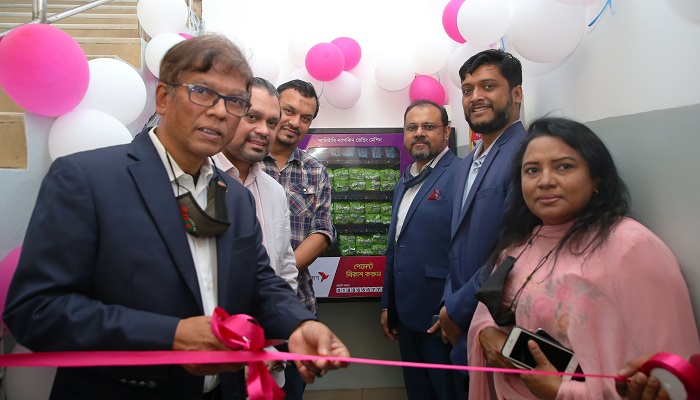 নারী শ্রমিকদের জন্য পোশাক কারখানায় স্যানিটারি ন্যাপকিন ভেন্ডিং মেশিন স্থাপন করছে বিকাশ