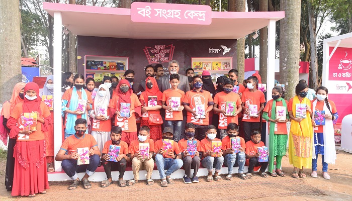 এবারও বইমেলায় সুবিধাবঞ্চিত শিশুদের হাতে বই তুলে দিল বিকাশ