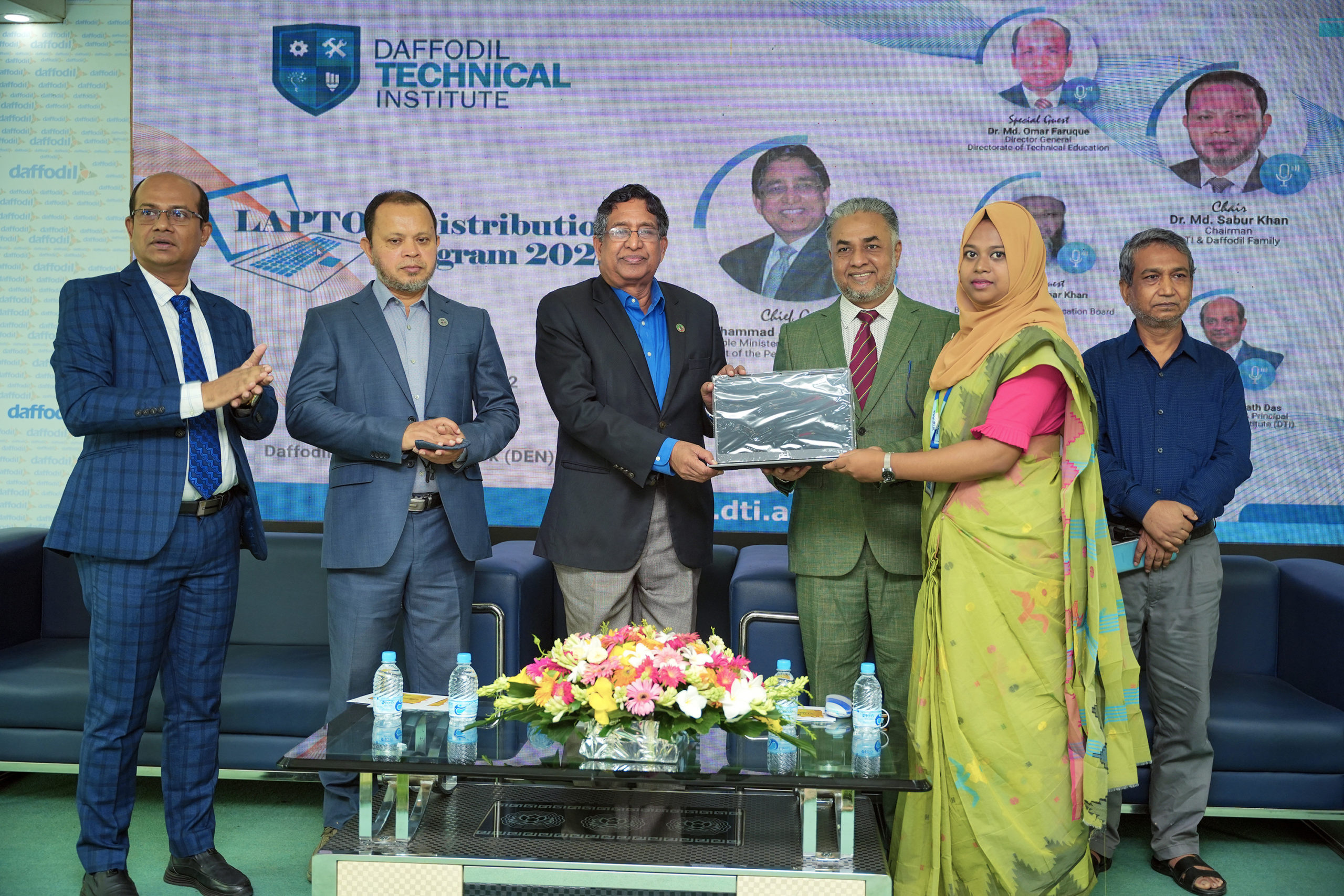 ড্যাফোডিল ইন্সটিটিউটে শিক্ষার্থীর মাঝে ল্যাপটপ বিতরণ