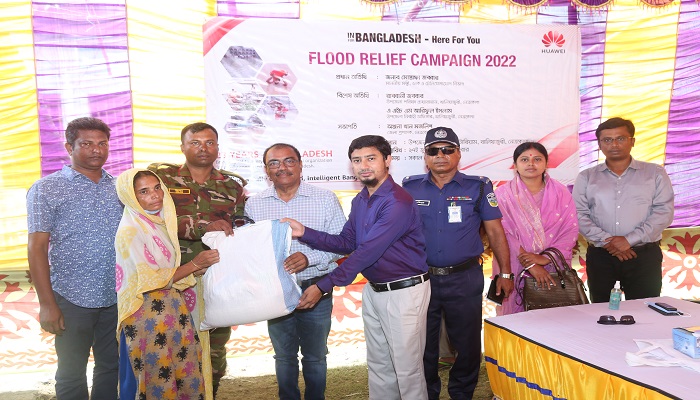 নেত্রকোনায় বন্যাকবলিত মাঝে ত্রাণ সামগ্রী বিতরণ করেছে হুয়াওয়