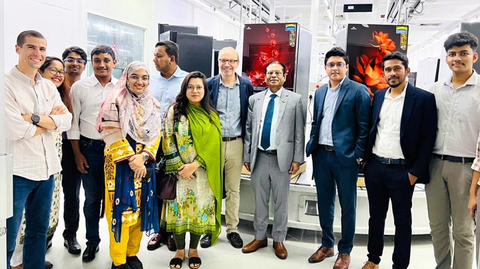 ওয়ালটন কম্পিউটার প্ল্যান্ট পরিদর্শন করলেন অক্সফোর্ডের অধ্যাপক