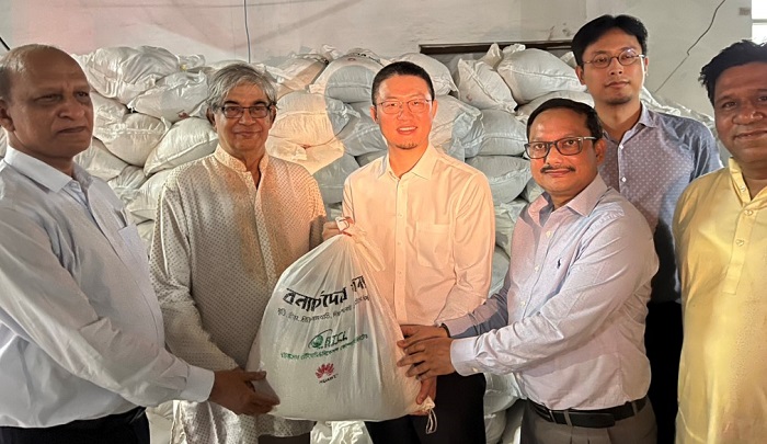 হুয়াওয়ে ও বিটিসিএল'র সহযোগিতায় বন্যাকবলিতদের জন্য ত্রাণ সামগ্রী