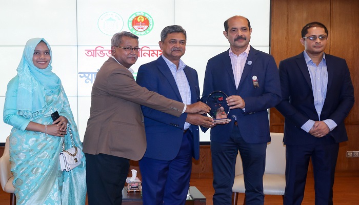 বিকাশকে সম্মাননা দিলো বাংলাদেশ ব্যাংক ও ডিএনসিসি