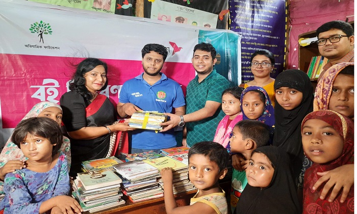 সুবিধাবঞ্চিত শিশু দের জন্য ৫০ হাজার বই বিতরণ করেছে বিকাশ
