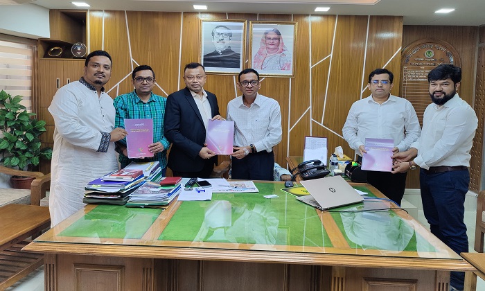 ভোক্তা অধিদপ্তরে ওয়ারেন্টি নীতিমালা হস্তান্তর করলো বিসিএস