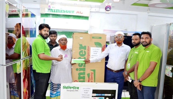 মিনিস্টারের ফ্রিজ কিনে ক্যাশব্যাক পেলেন জামালপুরের আখতার
