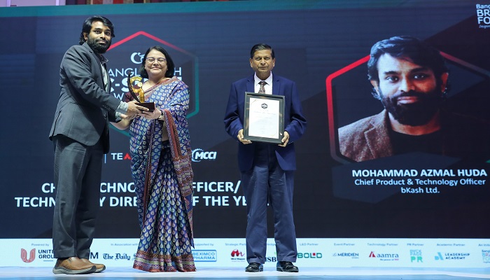 ‘চিফ টেকনোলজি অফিসার অব দ্য ইয়ার’ সম্মাননা পেলেন বিকাশের সিপিটিও আজমল হুদা