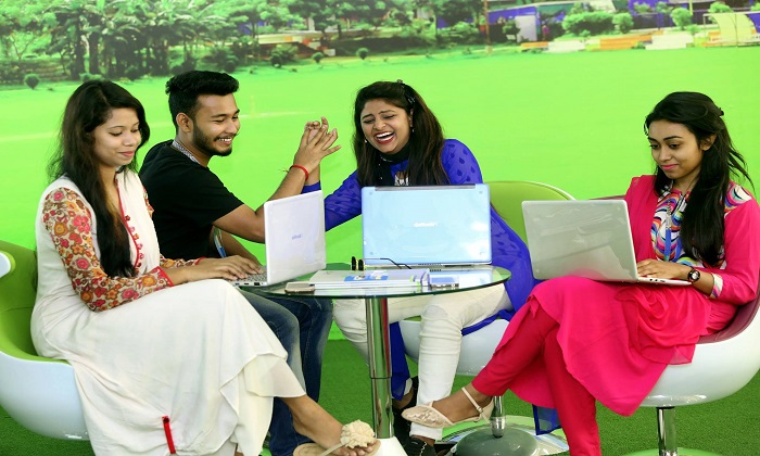 ড্যাফোডিল বিশ্ববিদ্যালয়ের শিক্ষার্থীদের ক্যারিয়ার উন্নয়নের হাতিয়ার একজন শিক্ষার্থী একটি ল্যাপটপ