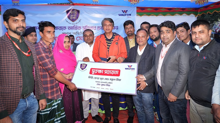 গ্রাহকের মৃত্যুতে কিস্তি মওকুফ ও দুই পরিবারকে ১ লাখ টাকা সহায়তা দিলো ওয়ালটন প্লাজা