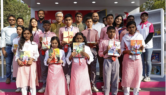 বইমেলা ঘুরে সুবিধাবঞ্চিত শিশুরা পেলো বিকাশের দেয়া বই