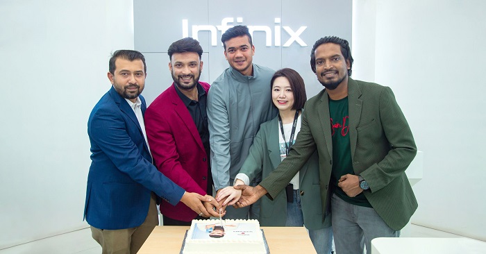 ভালোবাসা ছড়িয়ে দিতে ইনফিনিক্সের আউটলেটে তাসকিন