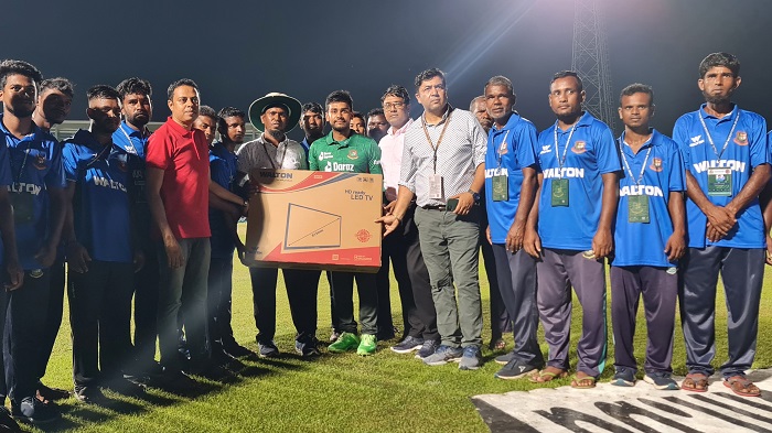 সিলেট স্টেডিয়ামের মাঠকর্মীদের  টিভি উপহার দিলো ওয়ালটন
