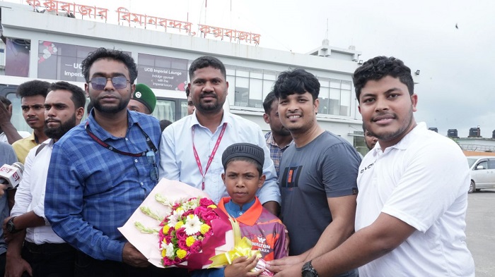 শিশু জুনায়েদের বিমানে চড়ার ‘স্বপ্ন পূরণ’ করলো ওয়ালটন প্লাজা