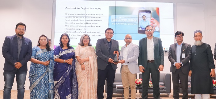 ইশারা ভাষায় গ্রাহক সেবার জন্য সম্মাননা স্মারক পেল গ্রামীণফোন
